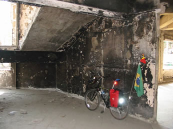 Escombros de um prédio destruído pelas milícias pró-Indonésia