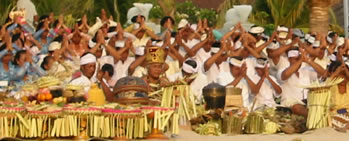 Celebração hinduísta na praia de Kuta