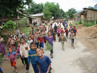 Criançada correndo atrás da bicicleta