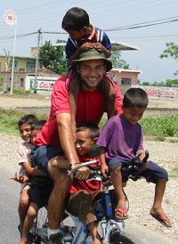 Seis crianças na bicicleta