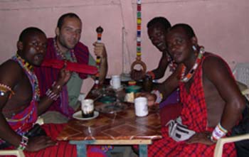 No restaurante com os amigos massai