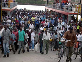 Saida do ferry para a ilha de Mombassa